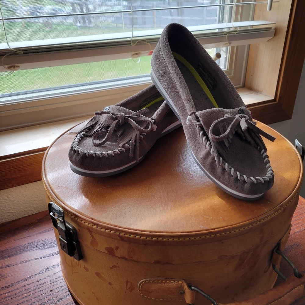MOCCASINS! NEW (w/o box) Minnetonka. Suede. Gray.  7.5.
